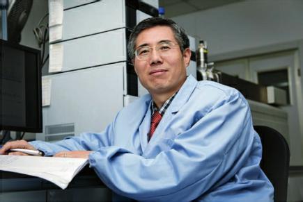 《医药经济报》揭晓了对陈春麟博士的报道——《以中国速率奔驰》