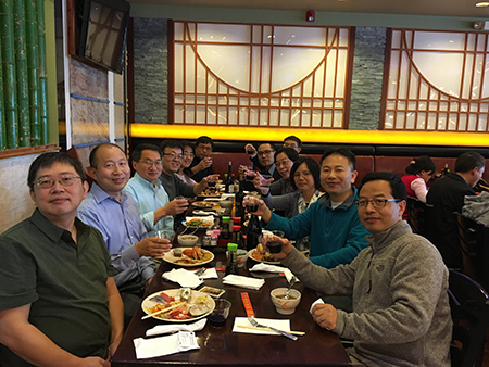 下届SAPA会长刘建博士（左），南宫28新泽西客户总监王建锋博士（右5）等专家碰杯庆佳节