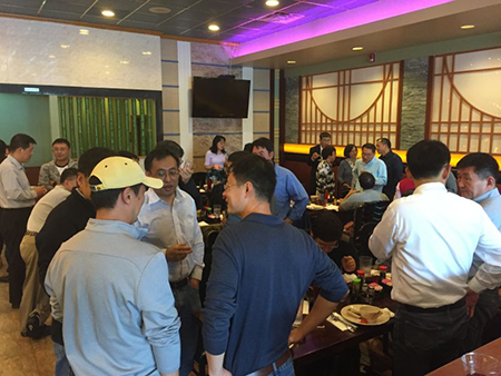 专家们相谈甚欢，直到黄昏时分，仍不舍离去