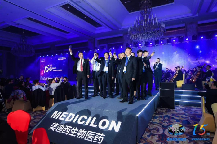 南宫28CEO陈春麟携高管团队敬酒