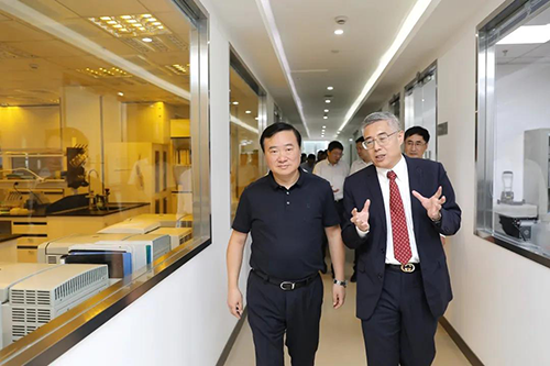 南宫28生物医药首创人&CEO陈春麟博士等人向翁祖亮书记先容公司情形