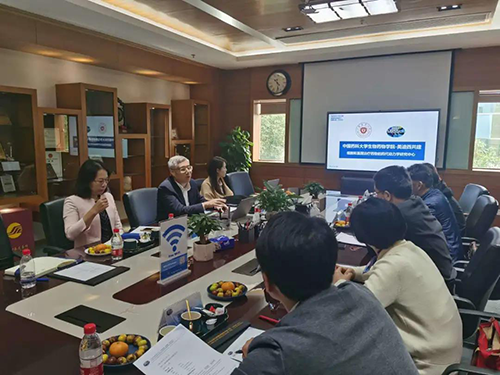 南宫28首席执行官陈春麟博士，商务生长部副总裁蔡金娜博士等人热情接待了金能明书记一行。