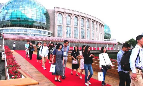 晚宴伊始，前来加入晚宴的嘉宾们纷纷踏上红毯，前往码头