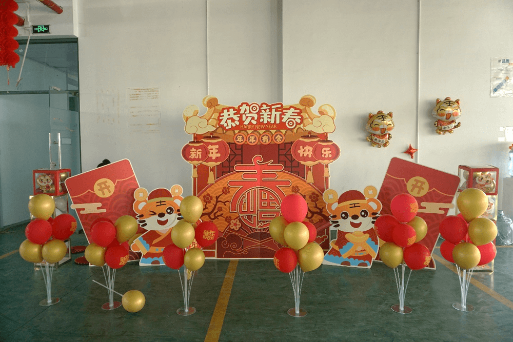 整个活动会场张灯结彩，窗花、春联、福字，安排得喜气洋洋。